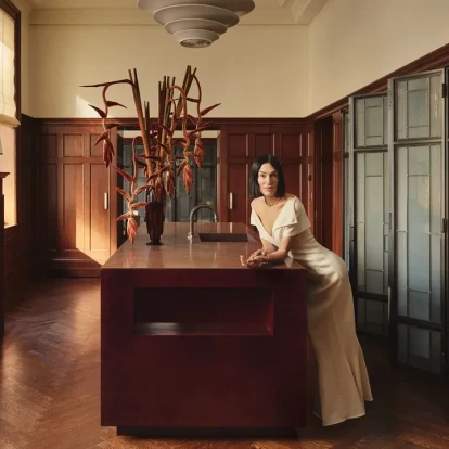 Ξεναγούμαστε στο ονειρικό σπίτι της Athena Calderone στη Νέα Υόρκη