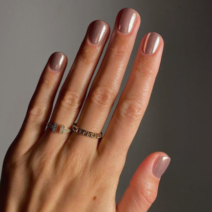 Σας αρέσουν τα κοντά νύχια; Τότε θα θέλετε να δοκιμάσετε τις πιο hot αποχρώσεις της άνοιξης που τα κολακεύουν