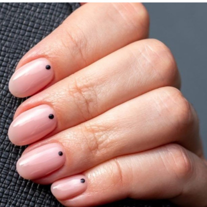 Είστε λάτρεις των minimal νυχιών; 8 ιδέες που είναι οτιδήποτε εκτός από βαρετές