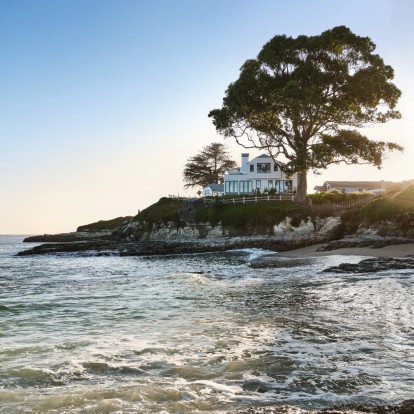 Το εντυπωσιακό παραθαλάσσιο cottage στη Santa Cruz της California που στέκεται πάνω από τον ωκεανό