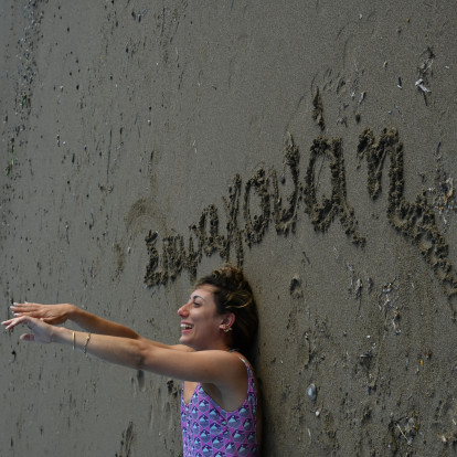 Face to Face με τη Δέσποινα Πέτα: «Πολλοί πιστεύουν ότι οι ευκαιρίες βρίσκονται μόνο στις μεγάλες πόλεις, αλλά για εμένα το νησί είναι πηγή έμπνευσης και δημιουργίας»