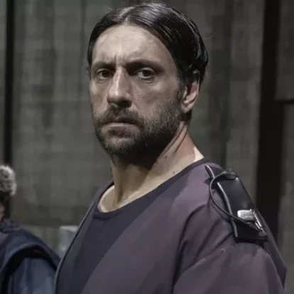 Backstage Stories με τον Γιώργο Χρυσοστόμου - «Έχω αρχίσει να έχω λίγο περισσότερη κατανόηση πρώτα προς τον ανήλικο εαυτό μου και μετά προς αρκετούς ανθρώπους»