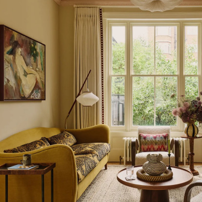 Στο Hackney του Λονδίνου ένα βικτοριανό σπίτι μετατρέπεται με χρώμα και στιλ σε μια οικογενειακή κατοικία