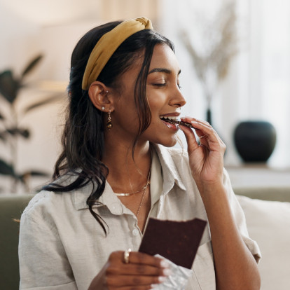 Έμμηνος ρύση και λιγούρα: Γιατί αυξάνεται η όρεξή μας και πώς μπορούμε να τη διαχειριστούμε σωστά