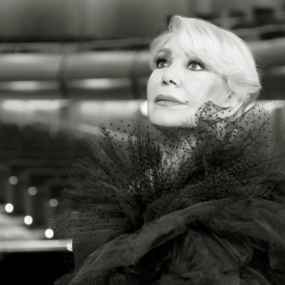 Ο κόσμος αποχαιρετά για μια τελευταία φορά τη Μαρινέλλα