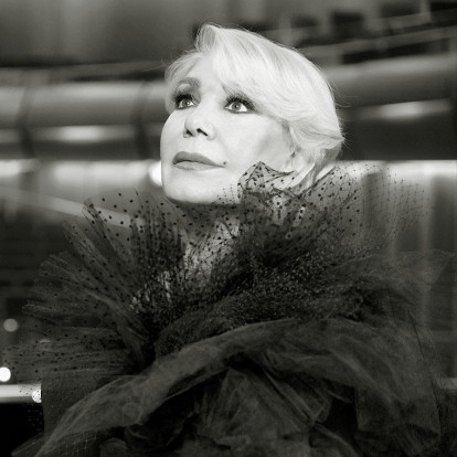 Ο κόσμος αποχαιρετά για μια τελευταία φορά τη Μαρινέλλα