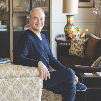 Ο Μάρκος Μαχαιρόπουλος μάς υποδέχεται στο υπέροχο, γεμάτο φως σπίτι του στην Αθήνα