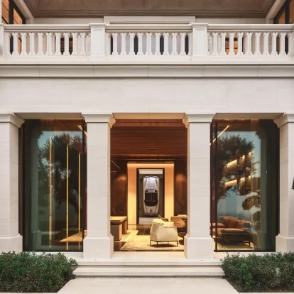 Μια πολυτελής κατοικία στην Καλιφόρνια, στο σαλόνι της οποία κρέμεται μια vintage Porsche