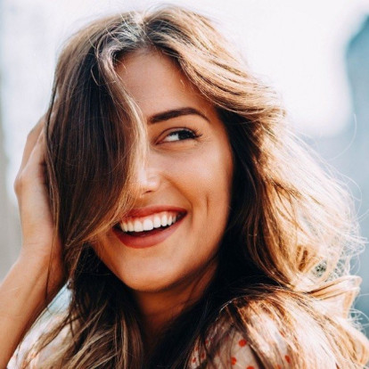 Η απόχρωση κραγιόν που κάνει το χαμόγελό σας να φαίνεται πιο λευκό και λαμπερό