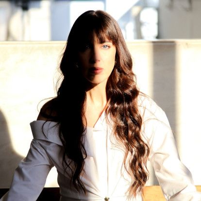 SKG Stories: Η Nayra ετοιμάζεται για την πολυαναμενόμενη επιστροφή της στη σκηνή και μας μιλά για τα «παράδοξα» της μουσικής της