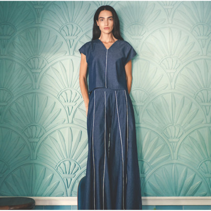 Το brand που προσεγγίζει τη μόδα με βιώσιμο τρόπο, δημιουργώντας κομμάτια που αποπνέουν αυτοπεποίθηση σε κάθε τους κίνηση