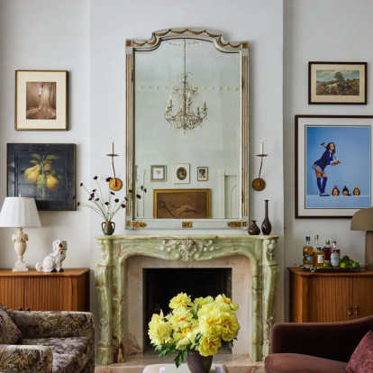 Το διαμέρισμα της Barrett Wilbert Weed στο Brooklyn Heights αγκαλιάζει το θεατρικό interior με vintage χαρακτήρα