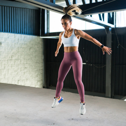 5 ασκήσεις που καίνε περισσότερες θερμίδες από το τρέξιμο και που όλες μπορούμε να τις κάνουμε