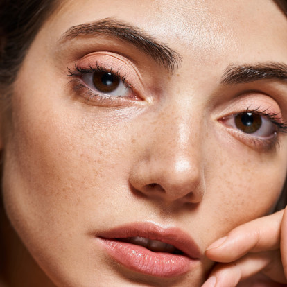 Έχετε καστανά μάτια; Πώς μπορείτε να ανακαλύψετε τη κατάλληλη απόχρωση στη μάσκαρά σας με τέσσερις μόλις ερωτήσεις