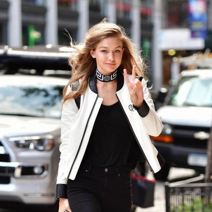 Η Gigi Hadid δίνει την απαραίτητη 90s έμπνευση 