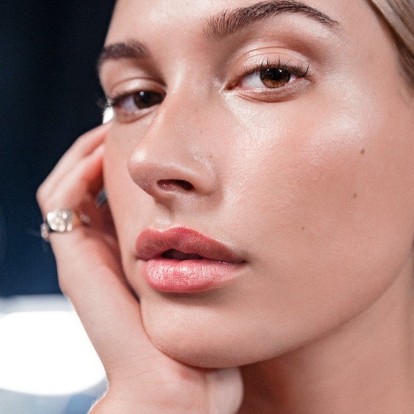 Glass skin: Το νέο beauty trend επιτάσσει λαμπερή βάση στο μακιγιάζ