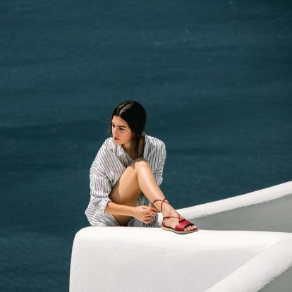 Ο Αλέξης Μαντάς δημιουργεί τα πιο θαλασσινά σανδάλια