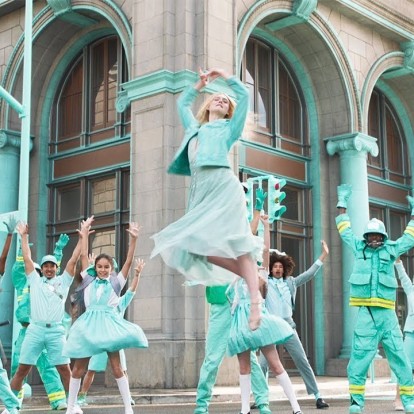 Η Elle Fanning σας προτρέπει να πιστέψετε στα όνειρά σας