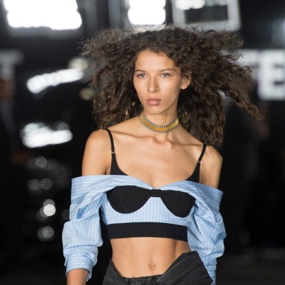 Ανακαλύψτε τα τοπ που κυριάρχησαν στις SS2018 πασαρέλες