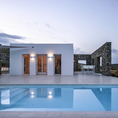 Μια πέτρινη αγκαλιά προστατεύει το Hug house στη Νάουσα της Πάρου 