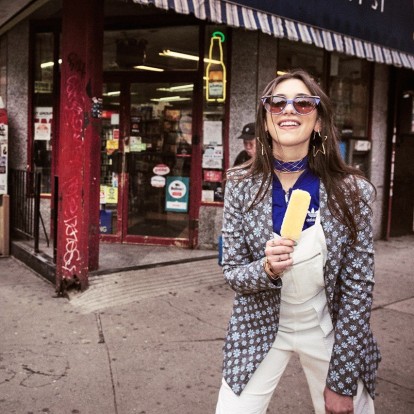 Υιοθετήστε το 90's style της Dua Lipa