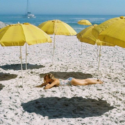 Μια σχεδιάστρια μαγιό που ξεχωρίζει για τη ρομαντική αισθητική της