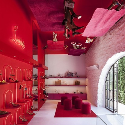Αν βρεθείτε στο νέο pop up Louboutin store στη Μύκονο, κοιτάξτε ψηλά