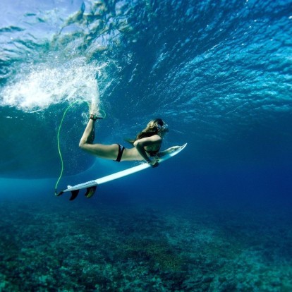 Οι ασκήσεις στη θάλασσα που θα μεταμορφώσουν το σώμα σας