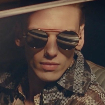 Μπείτε σε μία retro-cool ατμόσφαιρα με τον Jamie Campbell Bower 