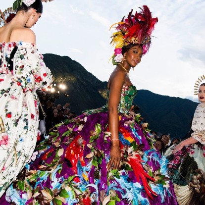 Το extravagant fashion show των Dolce & Gabbana στη λίμνη Como