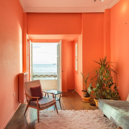 Με τροπικά χρώματα, το Waterfront Nikis Apartment έχει μοναδικό interior design