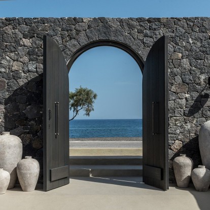 Οι αληθινές ιστορίες ανθρώπων εμπνέουν το νέο Ιstoria hotel στη Σαντορίνη