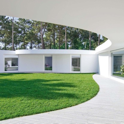 Μια κατοικία με οργανικό σχήμα που εντάσσεται απόλυτα στο περιβάλλον της 