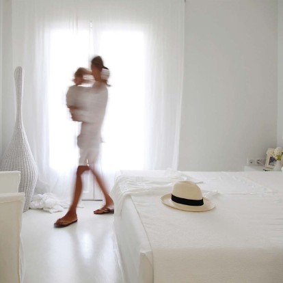 Μια εξοχική κατοικία στη Σάνη Χαλκιδικής επιλέγει το απόλυτο λευκό