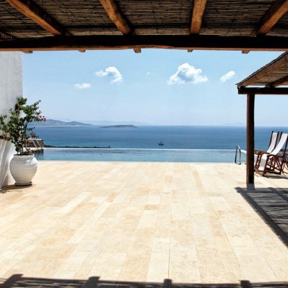 Μια ονειρεμένη κατοικία στην Αντίπαρο που γεύεται τις απολαύσεις του καλοκαιριού 