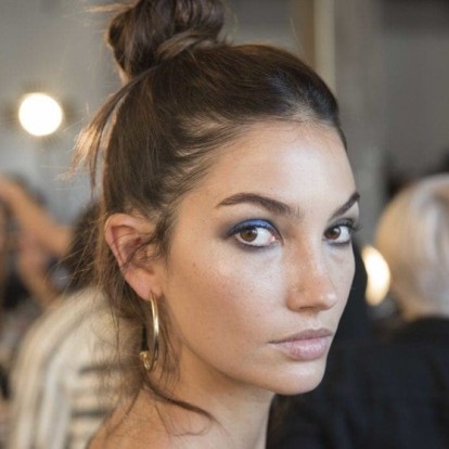 Messy bun: Πώς να δημιουργήσετε το εύκολο και κομψό hairstyle