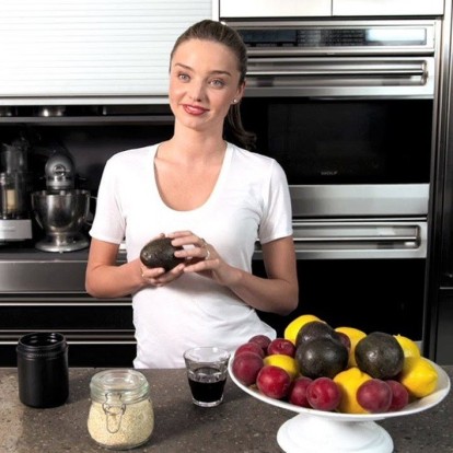 Στην κουζίνα της Miranda Kerr: Όσα τρώει μέσα σε μία ημέρα