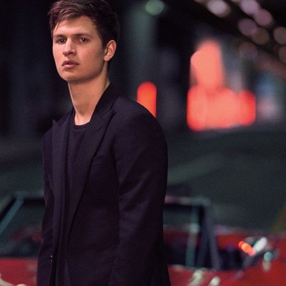 Η μοναδική περιπέτεια του Ansel Elgort στο Λος Άντζελες έχει υπέροχο άρωμα