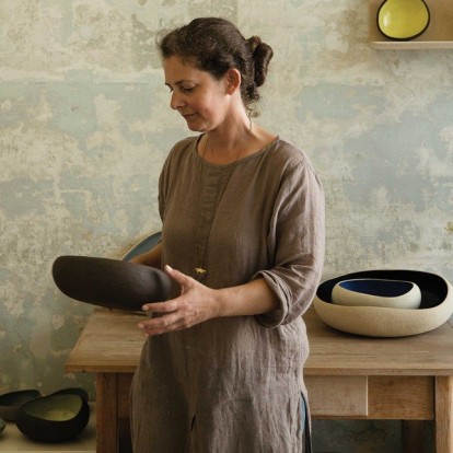 Η κεραμίστρια Μυρτώ Ζηρίνη μας ξεναγεί στον δημιουργικό της κόσμο