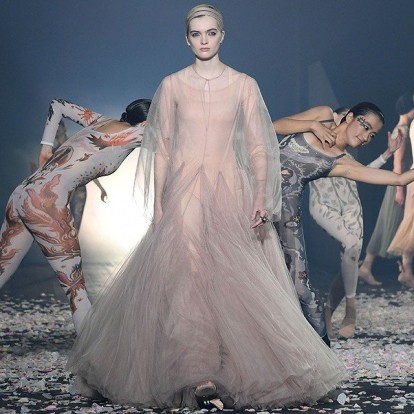 Το μαγευτικό Christian Dior show άνοιξε τη γαλλική εβδομάδα μόδας