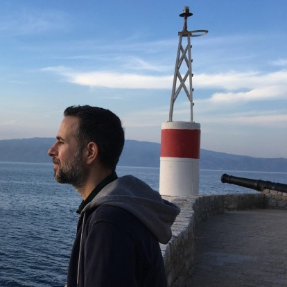 Ο συγγραφέας Χρήστος Δασκαλάκης μας ξεναγεί στη φθινοπωρινή Ύδρα