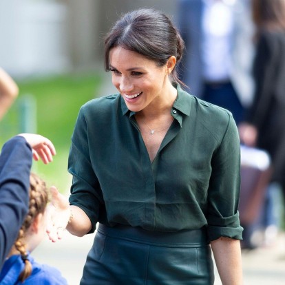 Η Meghan Markle τολμάει τη δερμάτινη φούστα 