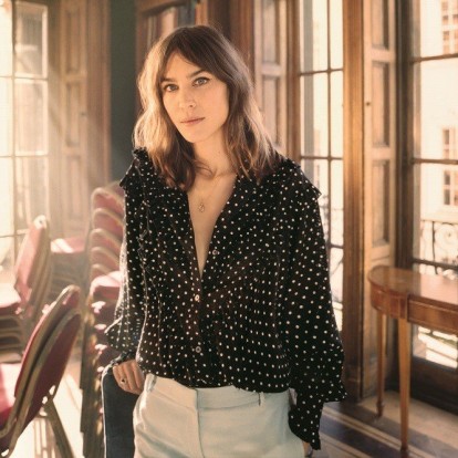 Δείτε την Alexa Chung να ετοιμάζεται για το fashion show του οίκου Miu Miu