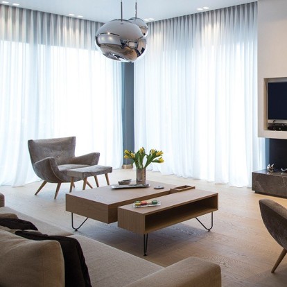 Μια κατοικία σε γήινους τόνους όπου κυριαρχεί η ηρεμία