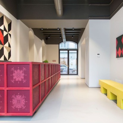  Ένα κομψό design hotel στο Μιλάνο θυμίζει έντονα γκαλερί τέχνης