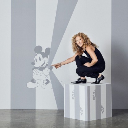Η designer Kelly Hoppen εμπνέεται από τον Mickey Mouse για τρεις συλλογές