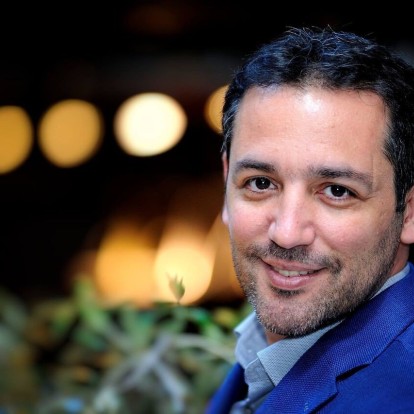 Ο βραβευμένος Αποστόλης Αϊβαλής εξηγεί τη σπουδαιότητα της online εποχής και στο fashion industry