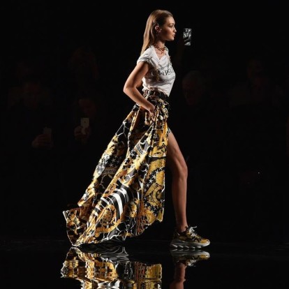 Η Donatella Versace διηγήθηκε την ιστορία του αδερφού της σε μια υπέροχη επίδειξη