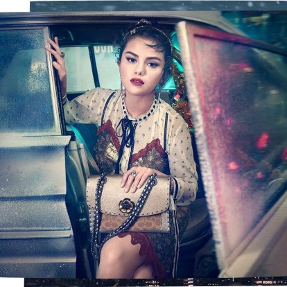 Η Selena Gomez αποδεικνύει ότι είναι ένα γνήσιο fashion icon με πολύ χιούμορ