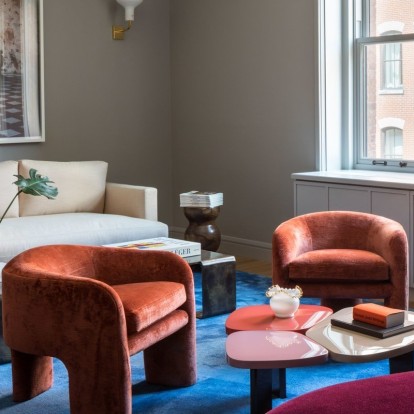 Ένα πολύχρωμο velvet διαμέρισμα στη Νέα Υόρκη απογειώνει το american cool